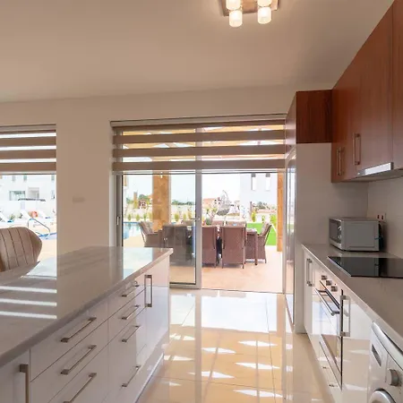 Dom wakacyjny Luxurioese Mit 4 Schlafzimmern, Pool Und Whirlpool