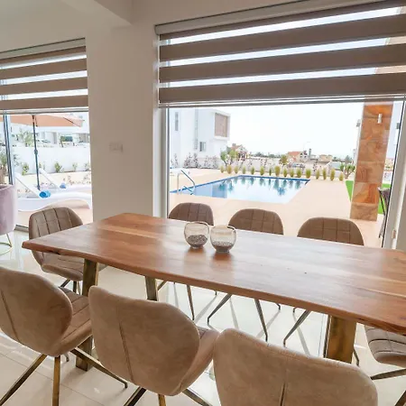 Luxurioese Mit 4 Schlafzimmern, Pool Und Whirlpool Dom wakacyjny