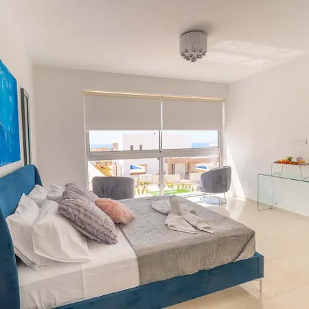 Luxurioese Mit 4 Schlafzimmern, Pool Und Whirlpool Semesterbostad