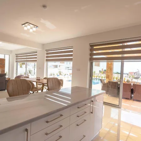 Luxurioese Mit 4 Schlafzimmern, Pool Und Whirlpool *