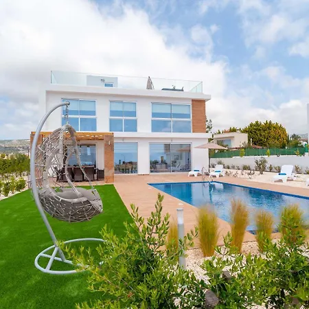 Luxurioese Mit 4 Schlafzimmern, Pool Und Whirlpool Semesterbostad Pégeia