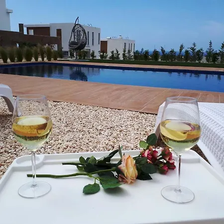 Luxurioese Mit 4 Schlafzimmern, Pool Und Whirlpool Pégeia