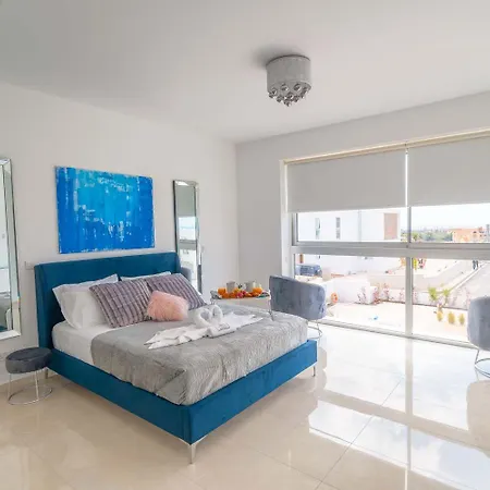 Semesterbostad Luxurioese Mit 4 Schlafzimmern, Pool Und Whirlpool *
