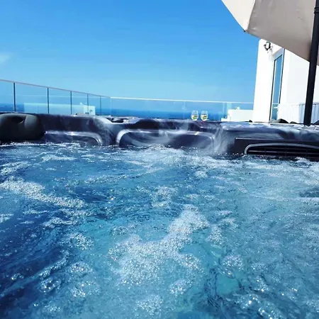 Luxurioese Mit 4 Schlafzimmern, Pool Und Whirlpool Peyia
