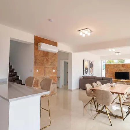 Luxurioese Mit 4 Schlafzimmern, Pool Und Whirlpool *