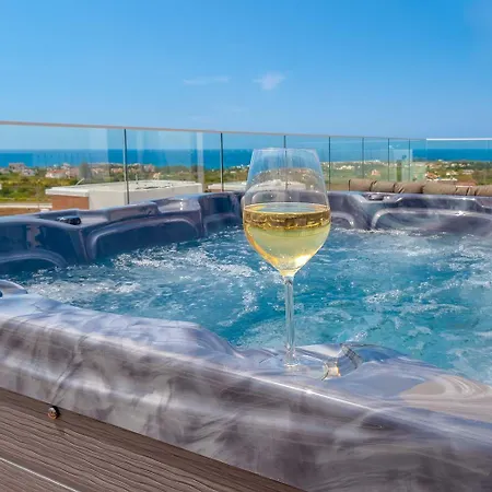 Luxurioese Mit 4 Schlafzimmern, Pool Und Whirlpool Pégeia
