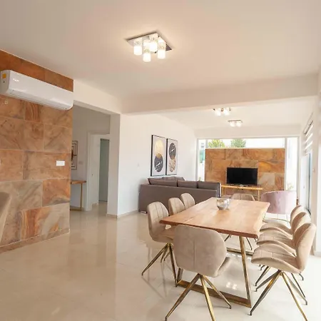 Luxurioese Mit 4 Schlafzimmern, Pool Und Whirlpool *