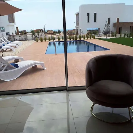 Holiday home Luxurioese Mit 4 Schlafzimmern, Pool Und Whirlpool Peyia