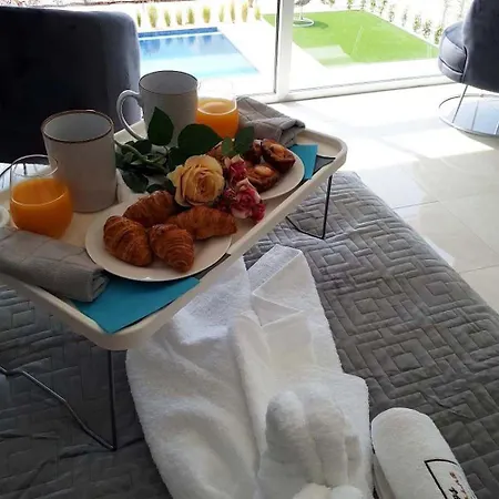 Luxurioese Mit 4 Schlafzimmern, Pool Und Whirlpool Semesterbostad Pégeia
