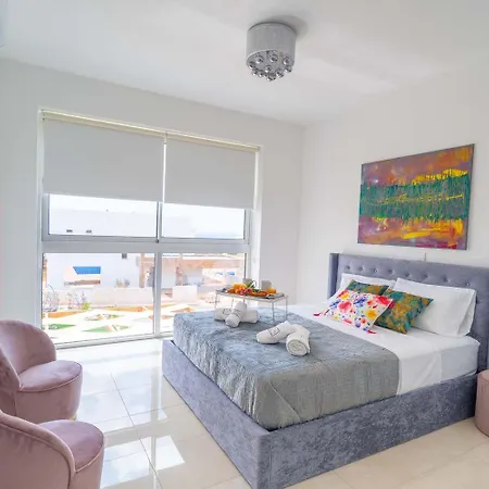 Semesterbostad Luxurioese Mit 4 Schlafzimmern, Pool Und Whirlpool *